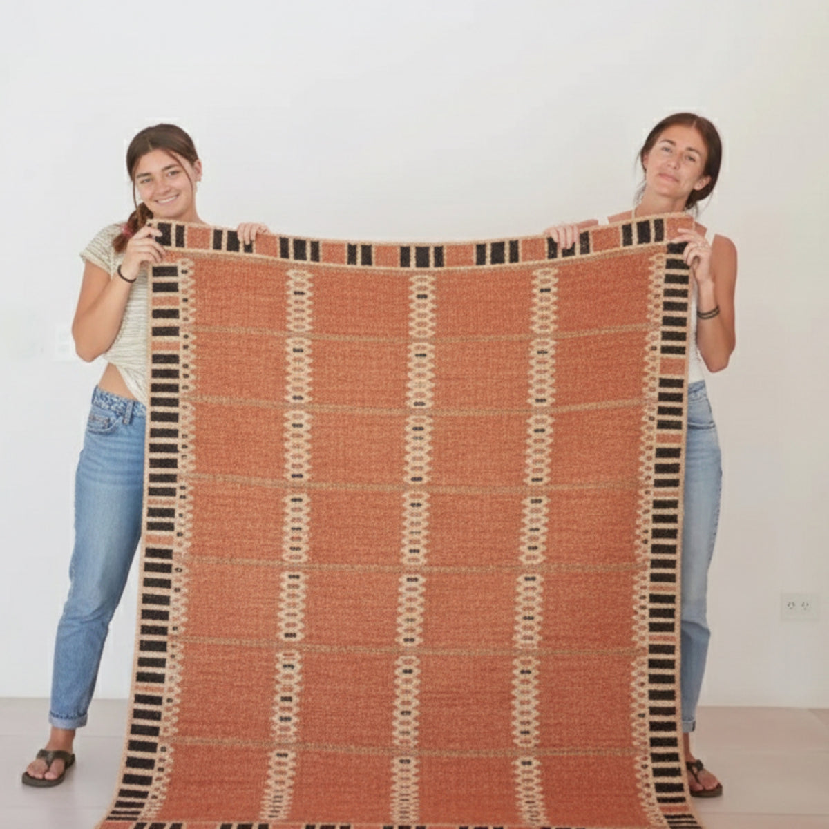 Tapis scandinave tissé à la main en laine à motifs géométriques - Tissage plat nordique terracotta et noir, dimensions sur mesure