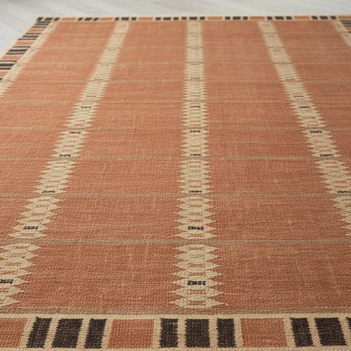 Tapis scandinave tissé à la main en laine à motifs géométriques - Tissage plat nordique terracotta et noir, dimensions sur mesure