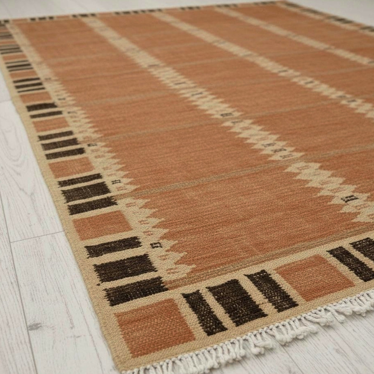 Tapis scandinave tissé à la main en laine à motifs géométriques - Tissage plat nordique terracotta et noir, dimensions sur mesure